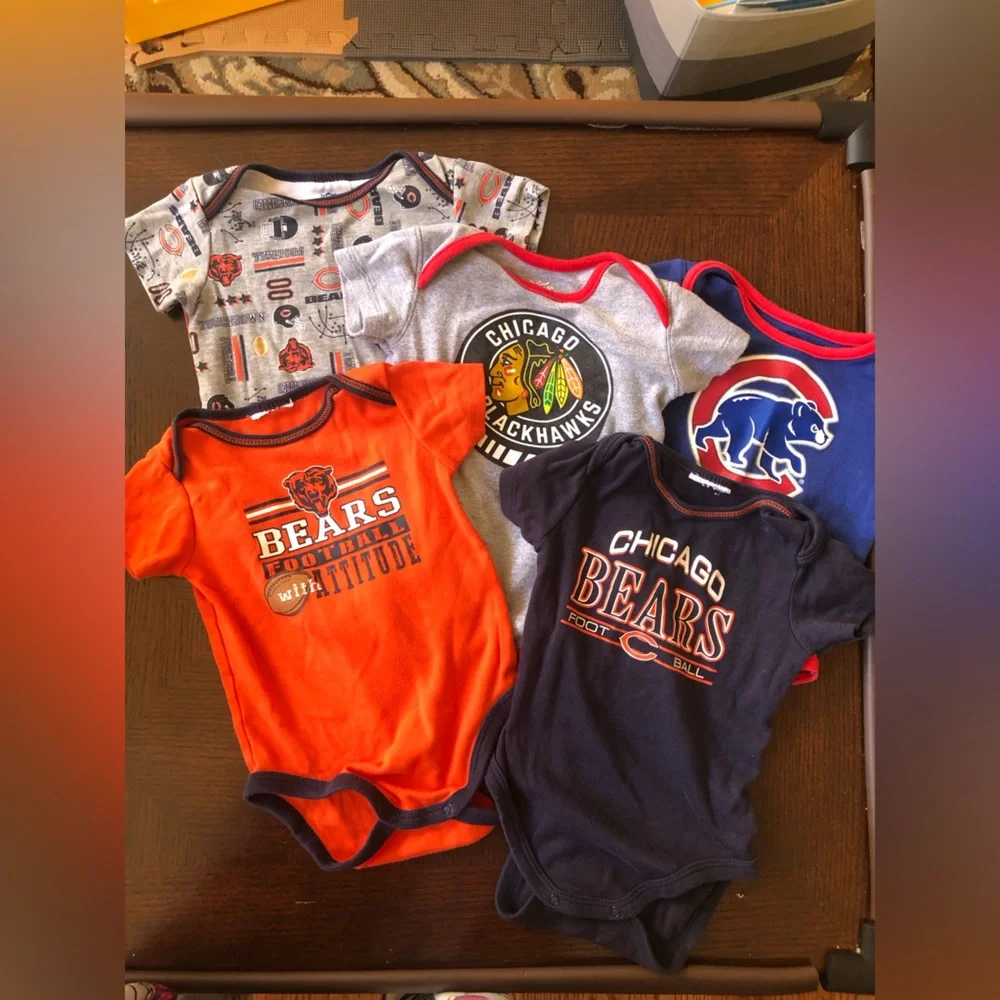 Chicago Teams Short Sleeve Onesie Bundle of 5 Sz 6-12 Mo Bears, Blackhawks Cubs